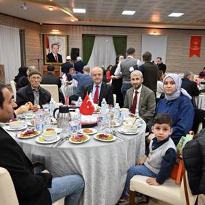 Manisa’da “Şehit Yakınlarımız ve Gazilerimizle Büyük Aile Sofrası” İftar Programı Düzenlendi - fotoğraf 5