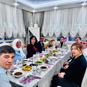 İl Müdürümüz Arzu ÇINGIR, Koruyucu Aile BİLEN Ailesinin İftar Sofrasına Konuk Oldu - fotoğraf 1