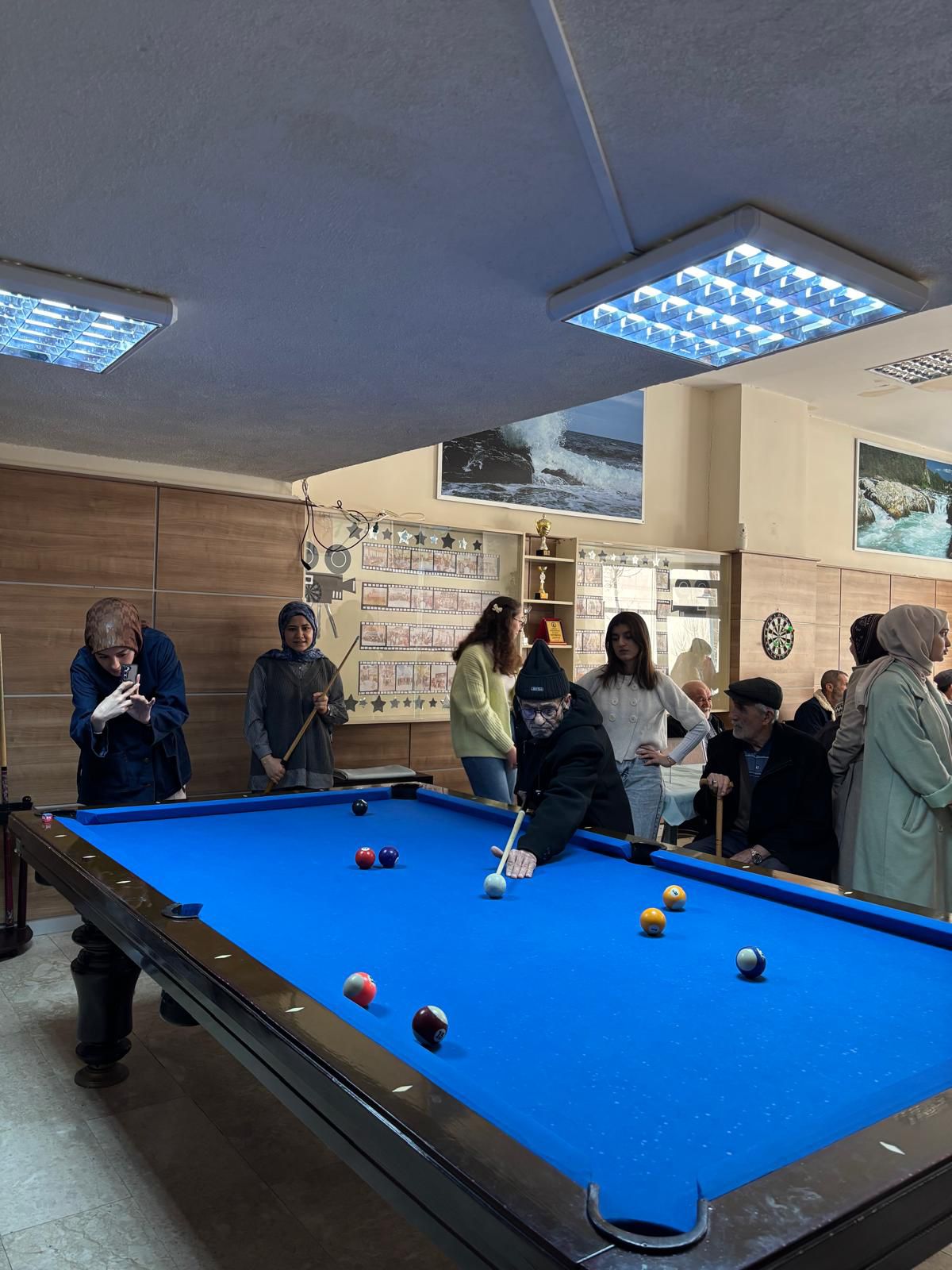 Sandıklı Hüseyin Develi Huzurevi Sakinleri Afyonkarahisar Kocatepe Üniversitesi Sandıklı Meslek Yüksekokulu öğrencileri ve Sandıklı Gençlik Merkezi’yle Bir Araya Geldi