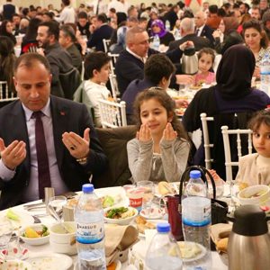 Ramazan-ı Şerif’in İlk İftarında Aziz Şehitlerimizin Kıymetli Yakınları ve Kahraman Gazilerimizle “Büyük Aile Sofrasında” Buluştuk. - fotoğraf 11
