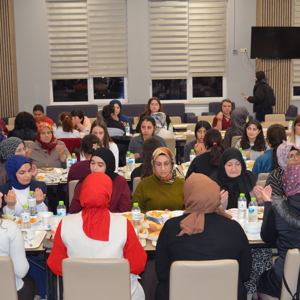 Üç Nesil Bir Arada İftar Yemeği - fotoğraf 4