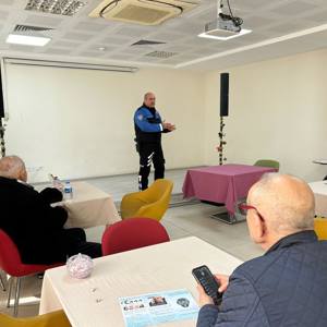 Salihli Huzurevi’nde “Dolandırıcılıktan Korunma Yöntemlerine Yönelik Bilgilendirme Eğitimi” Düzenlendi - fotoğraf 2