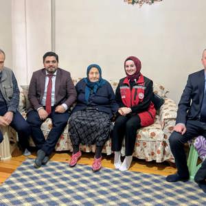 Şehidimizin Kıymetli Annesine Anlamlı Ziyaret - fotoğraf 1