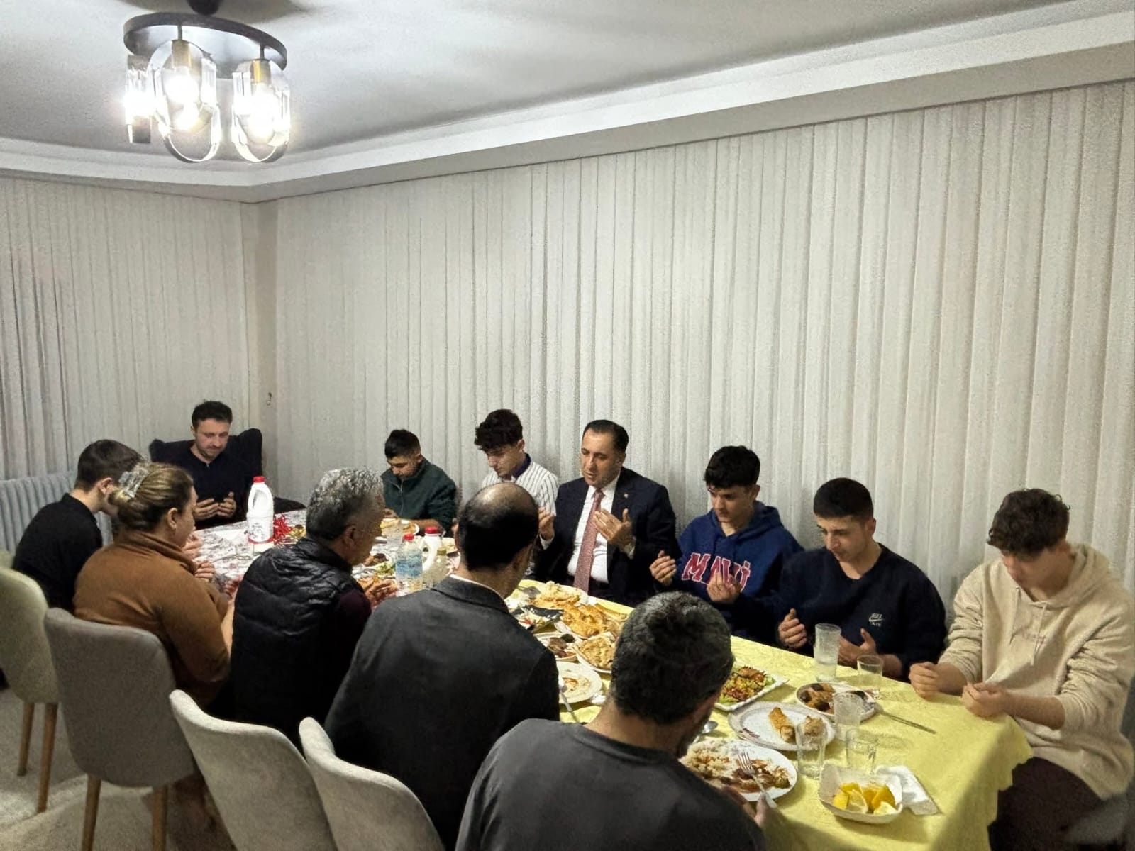 İl Müdürümüz İlkay Türkoğlu, Ramazan ayının bereket ve rahmet ikliminde, devletimizin himayesinde bulunan kıymetli gençlerimizle birlikte iftar sofrasında bir araya geldi.