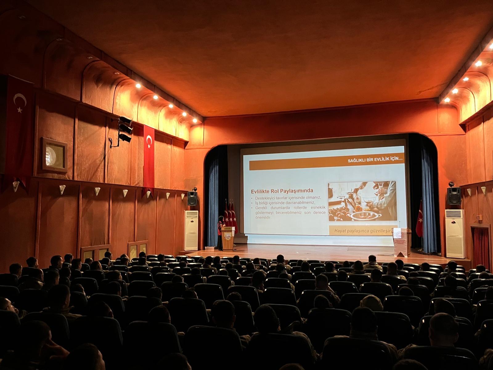 İl Müdürlüğümüz Tarafından Yürütülen Evlilik Öncesi Eğitim Programı Kapsamında, 3. Ordu Komutanlığında Görev Yapan Personel ve Erlere Yönelik Eğitim Programı Düzenlenmiştir.