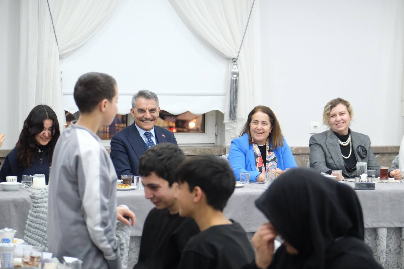 Gönül soframızda bir araya geldik.