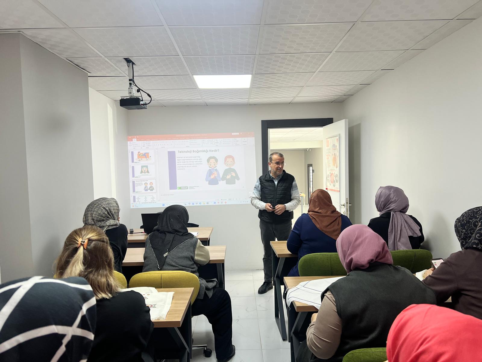 "Aile ve İnternet" "Dijital Okuryazarlık" ve "Teknoloji Bağımlılığı" konularında eğitim verildi.