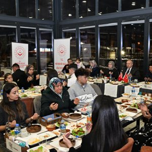 Valimiz Sayın Ali FİDAN ve eşi Prof. Dr. Fatma Fidan Hanımefendi, Koruyucu Ailelerimiz ile iftar programında bir araya geldi. - fotoğraf 3