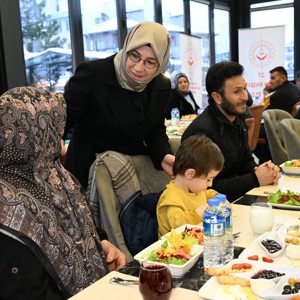 Valimiz Sayın Ali FİDAN ve eşi Prof. Dr. Fatma Fidan Hanımefendi, Koruyucu Ailelerimiz ile iftar programında bir araya geldi. - fotoğraf 5