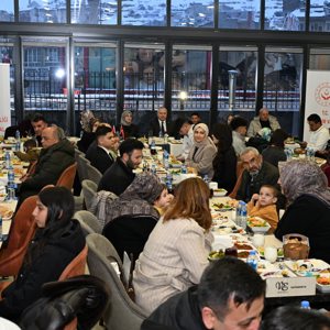 Valimiz Sayın Ali FİDAN ve eşi Prof. Dr. Fatma Fidan Hanımefendi, Koruyucu Ailelerimiz ile iftar programında bir araya geldi. - fotoğraf 6