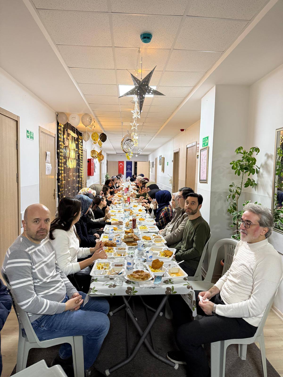 İl Müdürlüğümüze bağlı Çocuk Evlerinde kalan çocuklarımız ile Diyanet genç gönüllüsü gençlerimiz, Ramazan ayının bereketini paylaşmak üzere Diyanet Gençlik Merkezinde aynı sofrada buluştular 