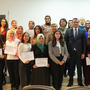 Yapay Zekâ Çağında Kadın Liderliği: Dijital Dünyada Kadın Gücü’ Konulu Projesinin 1. Dönem Sertifika Töreni Gerçekleştirildi - fotoğraf 3