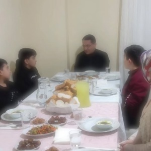 İl Müdürümüz Adem YÜCEL, Çocuk Evleri Koordinasyon Merkezi Müdürlüğümüzde kalan geleceğimizin teminatı çocuklarımızla iftarda bir araya geldi. - fotoğraf 2