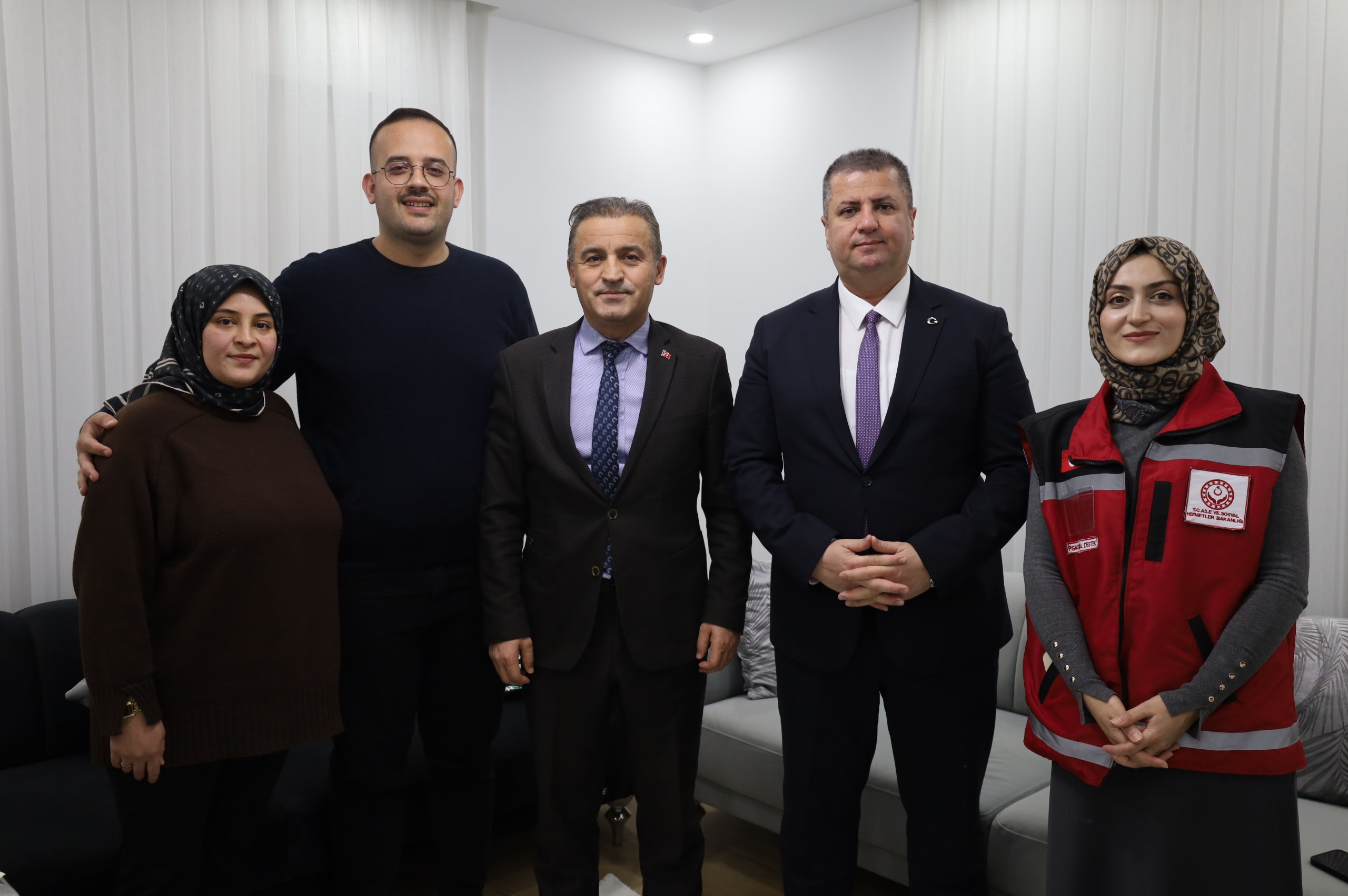 Sosyal Uyum Daire Başkanı Sayın Nevzat Özer, İl Müdürümüz Sayın Serdar Demirci ile Birlikte, Evlenecek Gençlerin Desteklenmesi Projesi Kapsamında Kredi Desteği Alan Ulubaş Çiftimizi Evlerinde Ziyaret Ederek Sayın Bakanımızın Selamlarını İletti.