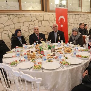 81 İlde Eş Zamanlı Olarak Düzenlenen Büyük Aile Sofrasında İlimizde Şehit Ailelerimiz Ve Gazilerimizle Aynı Sofrada Buluştuk - fotoğraf 17
