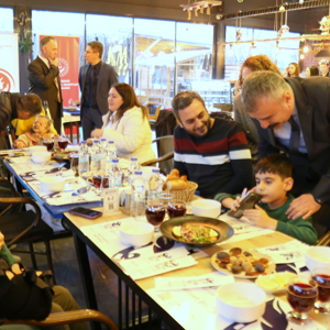 Geniş Katılımlı Aile Sofrası - fotoğraf 2