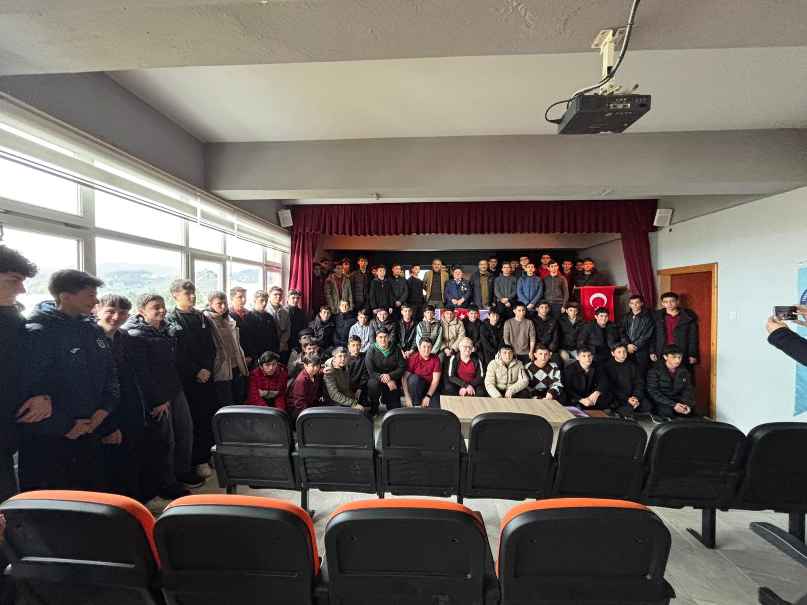 Kıbrıs Gazisi İsmail ADIGÜZEL, Öğrencilerle Vatan ve Kahramanlık Buluşmalarında Bir Araya Geldi.