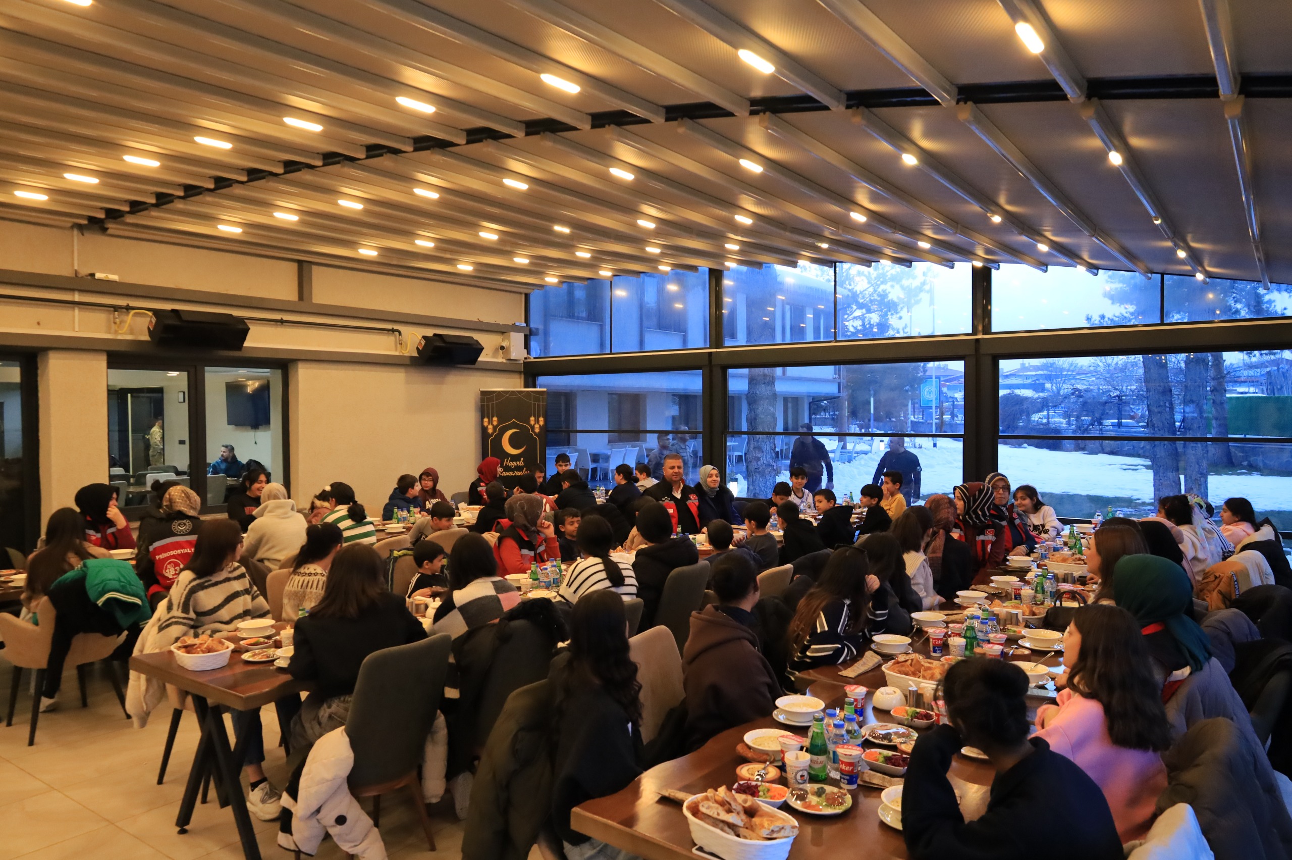 Dünya Yetimler Gününde Gönüller Aynı Sofrad