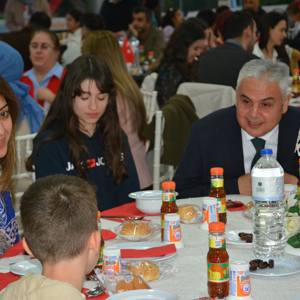 Dünya Yetimler Günü’nde Anlamlı İftar Programı Düzenlendi - fotoğraf 7