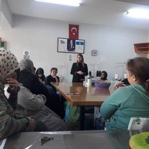 Alaşehir’de Kursiyerlere “Aile İçi İletişimin Temel Unsurları” ve “Aile İçi Şiddet” Eğitimi Verildi - fotoğraf 1