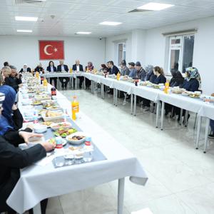 Valimiz Sayın Mehmet Makas Neriman Çilingir Huzurevi Sakinleriyle İftar Sofrasında Buluştu. - fotoğraf 2