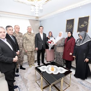 8 Mart Dünya Kadınlar Gününde aziz şehidimiz Güvenlik Korucusu İskan Akyüz’ün kıymetli eşi ve ailesini ziyaret edildi - fotoğraf 3