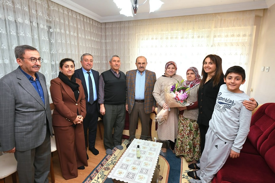 Valimiz Sayın İsmail USTAOĞLU ve İl Müdürümüz Sayın Emine BÖÇKÜN, Şehidimiz Ali AYDOĞAN’ın Ailesini Ziyaret Ederek Kadınlar Günü’nü Tebrik Etti