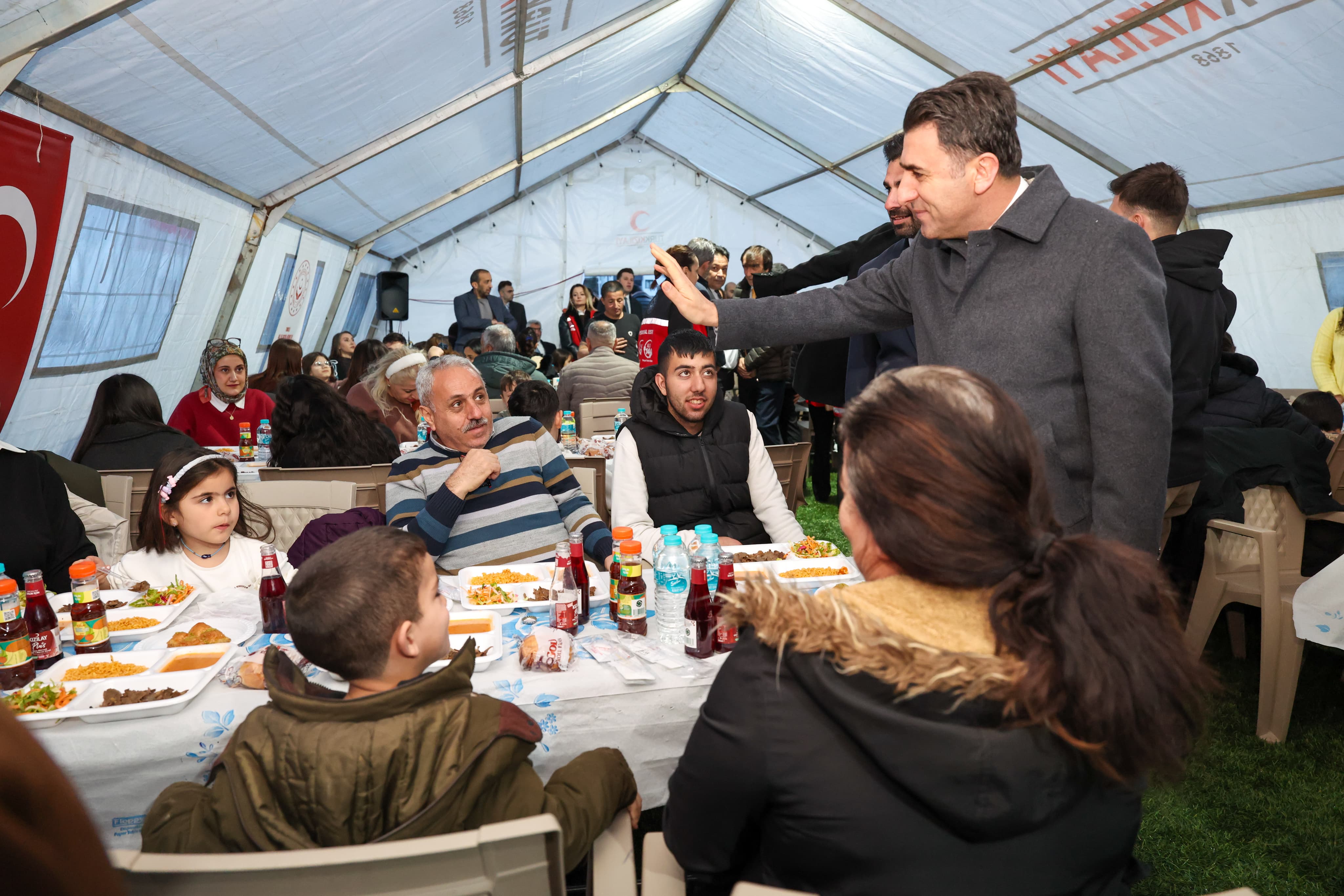 Dünya Yetimler Günü’nde Gönüller Aynı Sofrada
