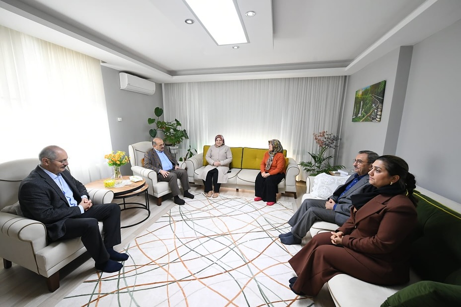 Valimiz Sayın İsmail USTAOĞLU ve İl Müdürümüz Sayın Emine BÖÇKÜN, Şehidimiz Osman KÖSEOĞLU’nun Ailesini Ziyaret Ederek Kadınlar Günü’nü Tebrik Etti