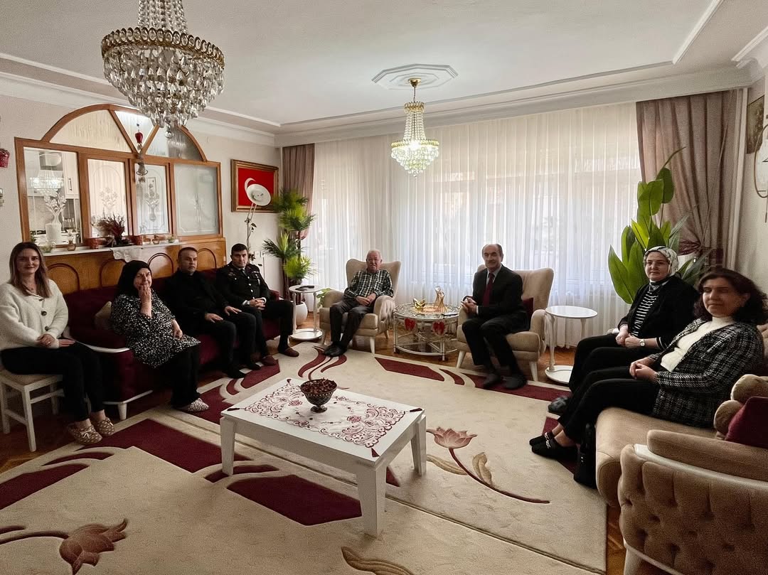 Gönen Kaymakamı Sayın Ahmet ALTINTAŞ ve Sosyal Hizmet Merkezi Müdürümüzden Şehit Ailemize 8 Mart Ziyareti