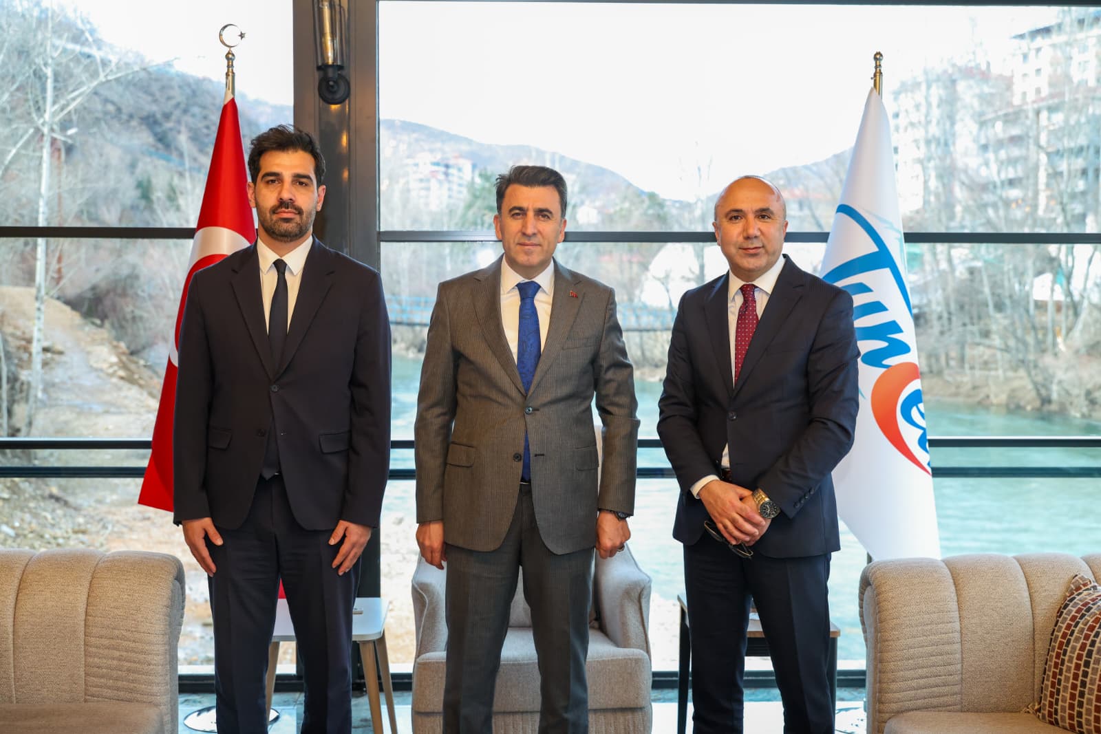 Aile ve Toplum Hizmetleri Genel Müdür Yardımcımız Sayın Şuayıp TUNÇAL ve İl Müdürümüz Sayın Hüseyin OKAN, ilimizdeki temasları kapsamında Valimiz Sayın Şefik AYGÖL’ü makamında ziyaret ettiler.