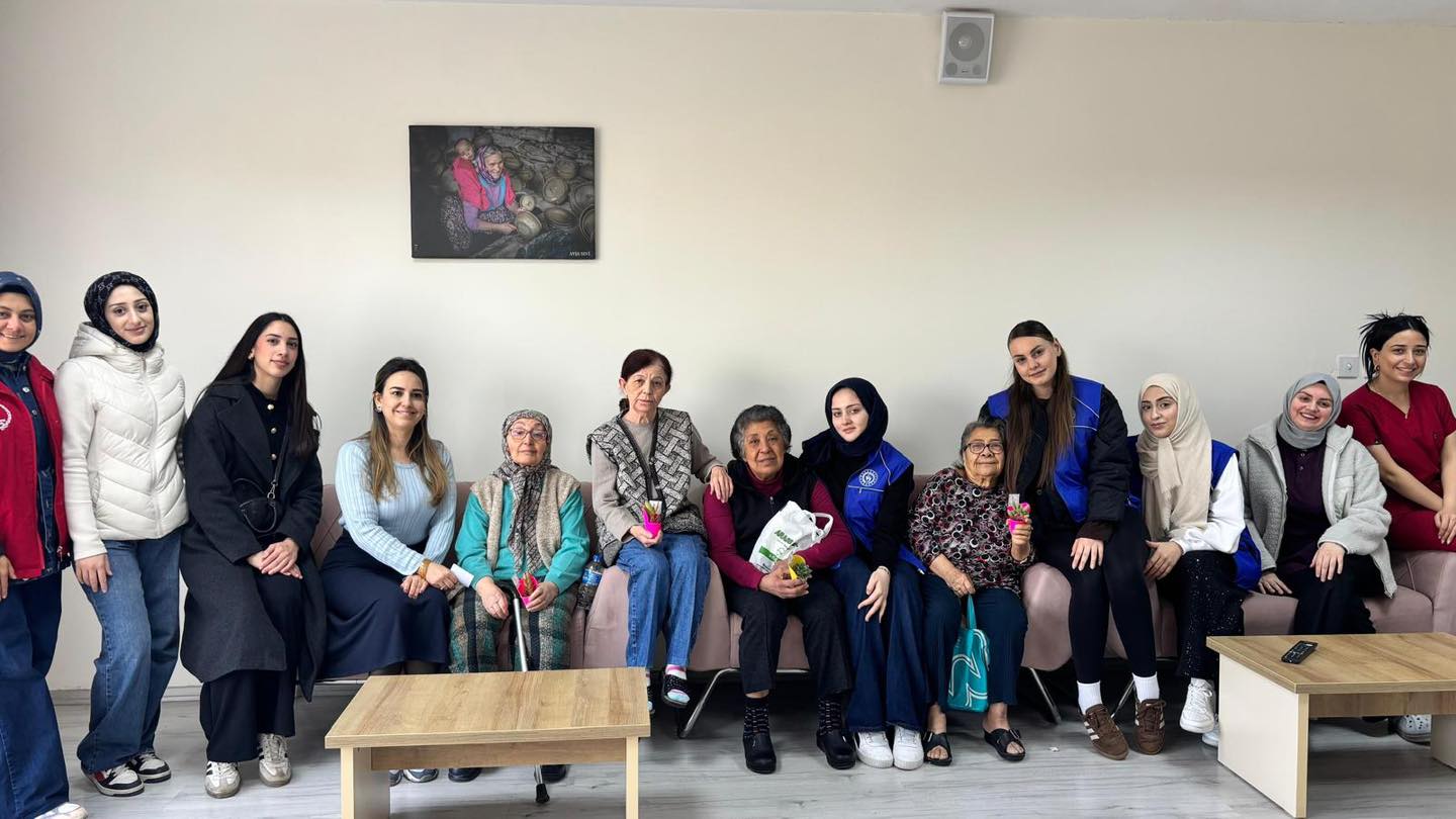 Salihli Huzurevi’nde Anlamlı Kadınlar Günü Ziyareti