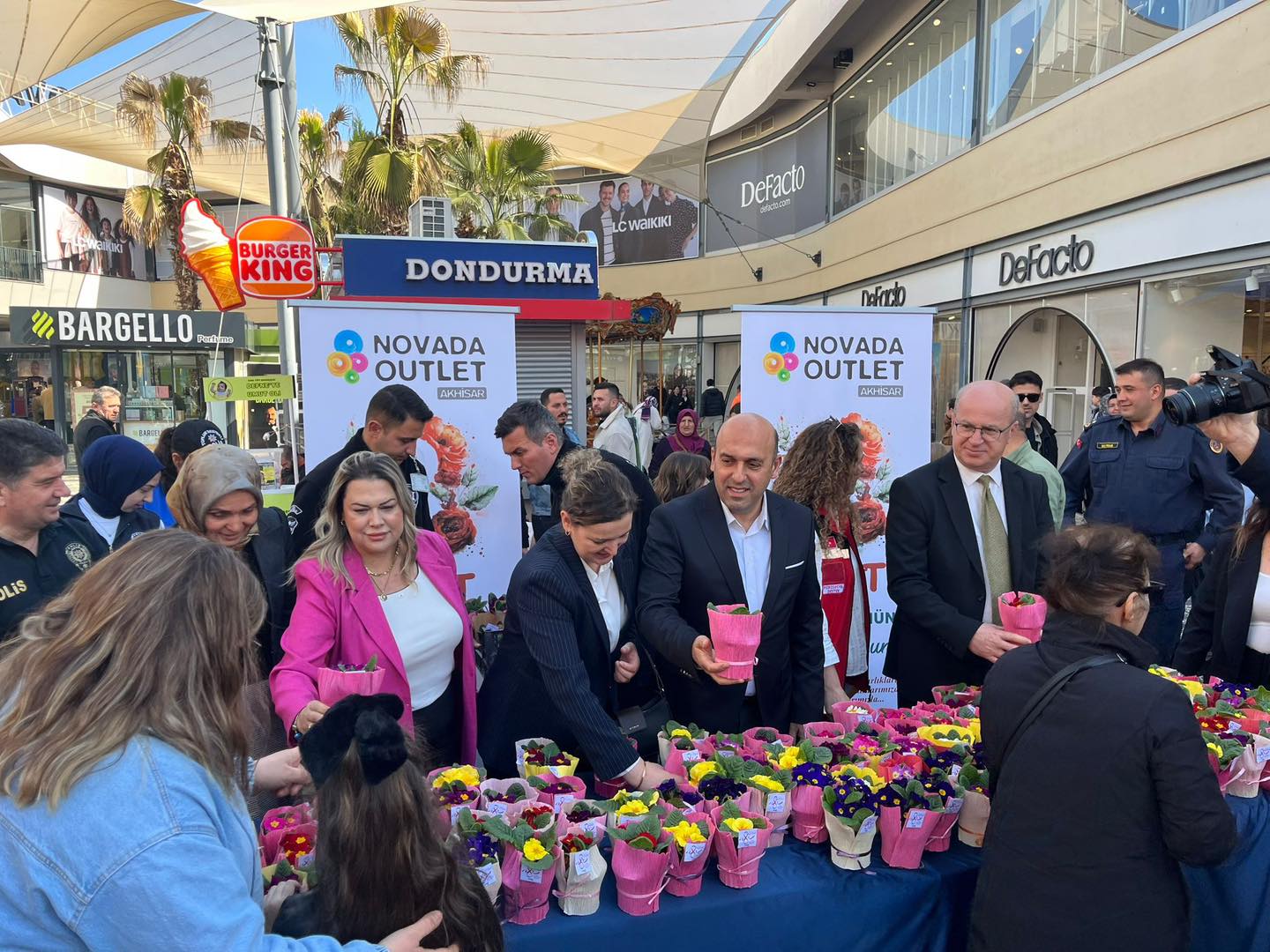 Akhisar’da Kadınlar Günü Farkındalık Standı Açıldı