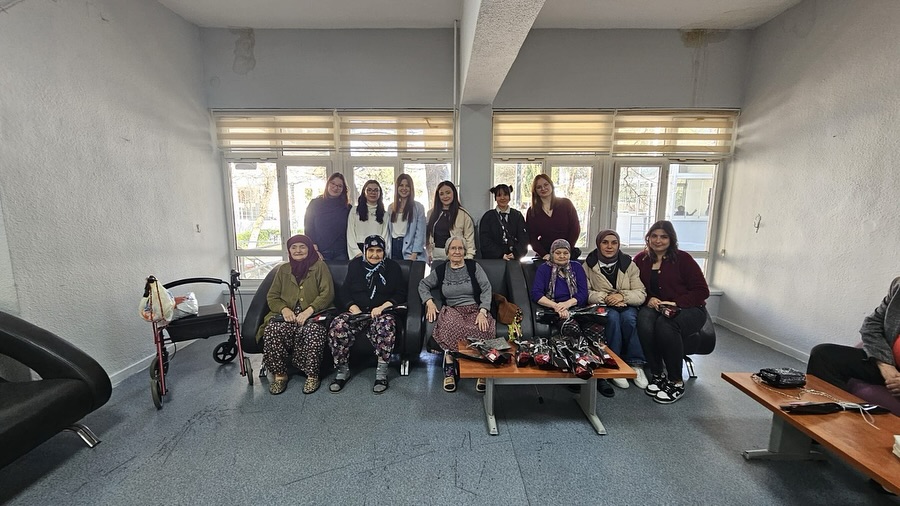 Balıkesir Üniversitesi Kadın ve Yaşam Topluluğu, 8 Mart Dünya Kadınlar Günü Vesilesiyle Huzurevi Sakinlerimizi Ziyaret Ettiler