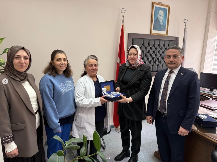 8 Mart Dünya Kadınlar Günü vesilesiyle Şehidimiz Hamdi Armağan KAPLAN’ ın kıymetli eşi Hülya KAPLAN ve Müdür Yardımcısı Melek ABLAKOĞLU’ na ziyarette bulunarak Kadınlar Günü’nü kutladık.