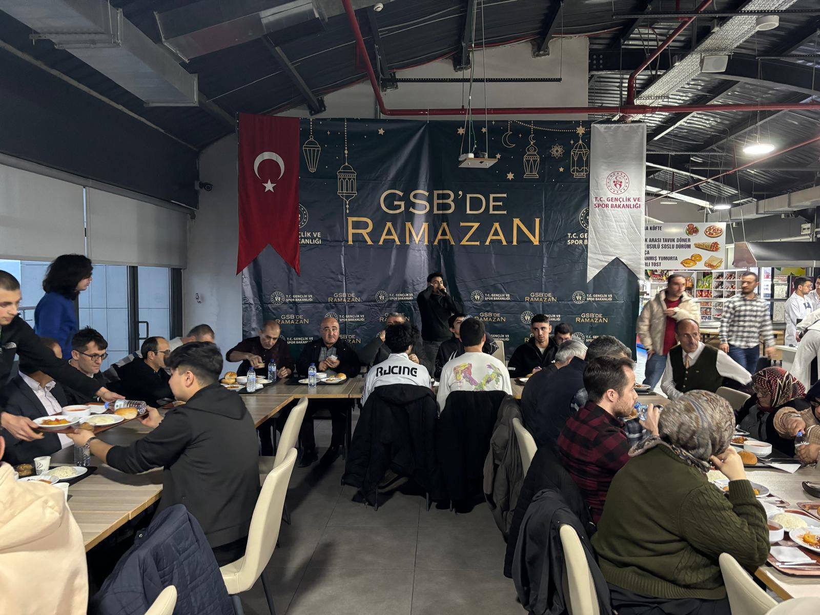 Yaşanmışlıklarıyla bizlere rehberlik eden yaşlılarımız, umut dolu geleceğin temsilcisi üniversite gençlerimiz ve çocuklarımız, manevi iklimiyle bütünleşen Kerebi Gazi KYK yurdu’nda iftar sofrasında bir araya gelindi.