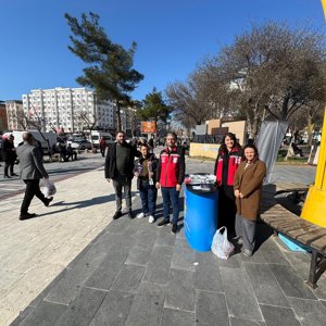 Atatürk Parkında karanfil dağıtıldı ve Kadına Yönelik Şiddetle Mücadele bilgilendirme çalışması  - fotoğraf 1