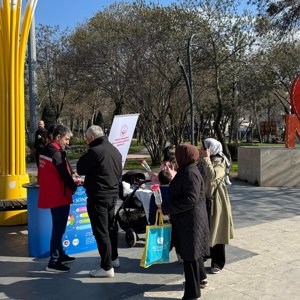 Atatürk Parkında karanfil dağıtıldı ve Kadına Yönelik Şiddetle Mücadele bilgilendirme çalışması  - fotoğraf 8