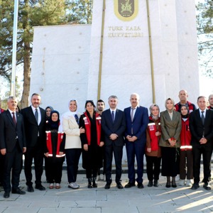 Diyarbakır Şehitliği Ziyaret Edildi, Şehit Yakınları ve Gazilerle Bir Araya Gelindi - fotoğraf 1