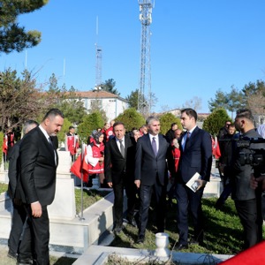 Diyarbakır Şehitliği Ziyaret Edildi, Şehit Yakınları ve Gazilerle Bir Araya Gelindi - fotoğraf 3