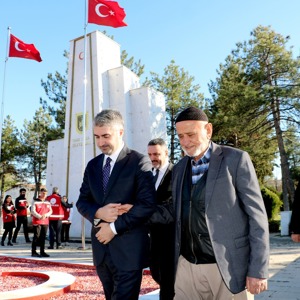 Diyarbakır Şehitliği Ziyaret Edildi, Şehit Yakınları ve Gazilerle Bir Araya Gelindi - fotoğraf 4