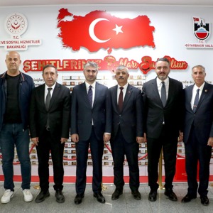 Diyarbakır Şehitliği Ziyaret Edildi, Şehit Yakınları ve Gazilerle Bir Araya Gelindi - fotoğraf 7