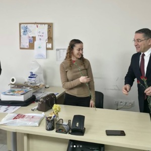 Yaşlı Bakım Hizmetleri Daire Başkanımız Gamze ALTUN Mesai arkadaşlarımızın 8 Mart Dünya Kadınlar Günü kutladı. - fotoğraf 2