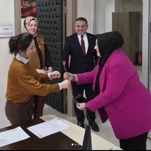 Yaşlı Bakım Hizmetleri Daire Başkanımız Gamze ALTUN Mesai arkadaşlarımızın 8 Mart Dünya Kadınlar Günü kutladı. - fotoğraf 1