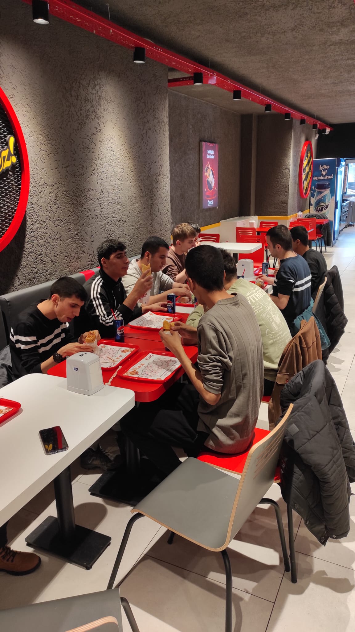 Koruma altındaki çocuklarımızla okul sonrası bir araya geldik ve günün yorgunluğunu lezzetli bir dürüm molasıyla attık!