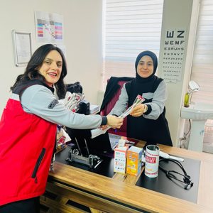 "8 Mart Etkinlikleri kapsamında Şiddet Önleme ve İzleme Merkezi Müdürlüğümüz tarafından sağlık çalışanlarına karanfil dağıtıldı  - fotoğraf 8