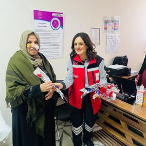 "8 Mart Etkinlikleri kapsamında Şiddet Önleme ve İzleme Merkezi Müdürlüğümüz tarafından sağlık çalışanlarına karanfil dağıtıldı  - fotoğraf 1