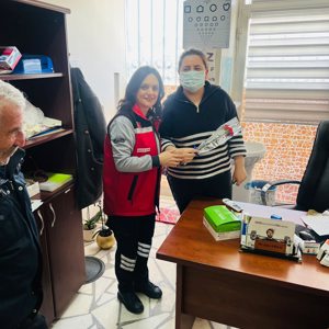 "8 Mart Etkinlikleri kapsamında Şiddet Önleme ve İzleme Merkezi Müdürlüğümüz tarafından sağlık çalışanlarına karanfil dağıtıldı  - fotoğraf 2