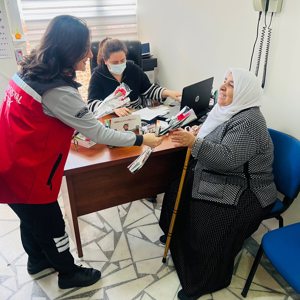 "8 Mart Etkinlikleri kapsamında Şiddet Önleme ve İzleme Merkezi Müdürlüğümüz tarafından sağlık çalışanlarına karanfil dağıtıldı  - fotoğraf 5