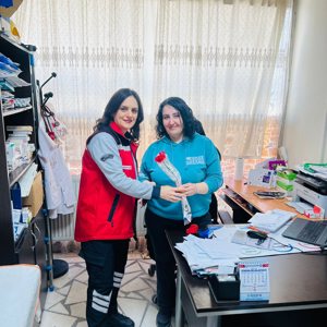 "8 Mart Etkinlikleri kapsamında Şiddet Önleme ve İzleme Merkezi Müdürlüğümüz tarafından sağlık çalışanlarına karanfil dağıtıldı  - fotoğraf 6